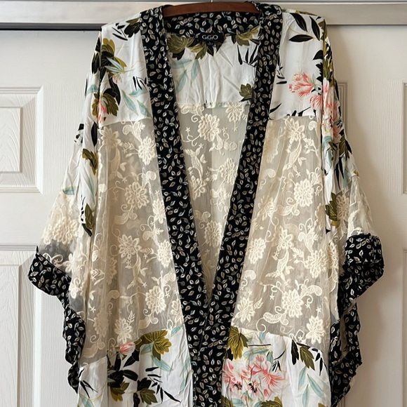 Floral and Lace Kimono Style Robe - Picture 3 of 6